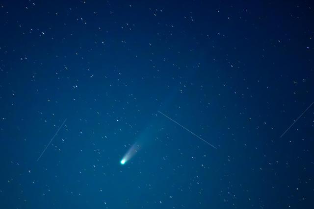 (251023) -- HARBIN, Oct. 23, 2025 (Xinhua) -- This photo taken on Oct. 20, 2025 shows the comet C/2025 A6 (Lemmon) in the sky over Heihe City, northeast China's Heilongjiang Province. (Photo by Qian Boyu/Xinhua)