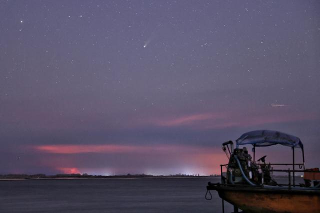 (251023) -- HARBIN, Oct. 23, 2025 (Xinhua) -- This photo taken on Oct. 20, 2025 shows the comet C/2025 A6 (Lemmon) and a meteor shower in the sky over Tongjiang City, northeast China's Heilongjiang Province. (Photo by Liu Wanping/Xinhua)