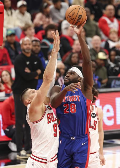 (251023) -- CHICAGO, Oct. 23, 2025 (Xinhua) -- Detroit Pistons' Isaiah Stewart (R) shoots the ball over Chicago Bulls' Nikola Vucevic during the NBA regular season basketball game between Detroit Pistons and Chicago Bulls at the United Center in Chicago, the United States, on Oct. 22, 2025. (Photo by Joel Lerner/Xinhua)