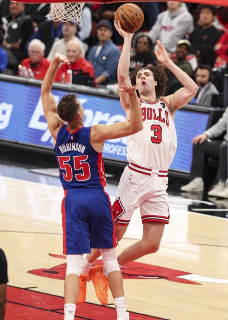 (251023) -- CHICAGO, Oct. 23, 2025 (Xinhua) -- Chicago Bulls' Josh Giddey (R) shoots the ball during the NBA regular season basketball game between Detroit Pistons and Chicago Bulls at the United Center in Chicago, the United States, on Oct. 22, 2025. (Photo by Joel Lerner/Xinhua)