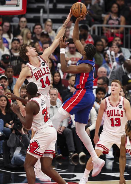 (251023) -- CHICAGO, Oct. 23, 2025 (Xinhua) -- Chicago Bulls' (back L) blocks the shot of Detroit Pistons' Ausar Thompson during the NBA regular season basketball game between Detroit Pistons and Chicago Bulls at the United Center in Chicago, the United States, on Oct. 22, 2025. (Photo by Joel Lerner/Xinhua)