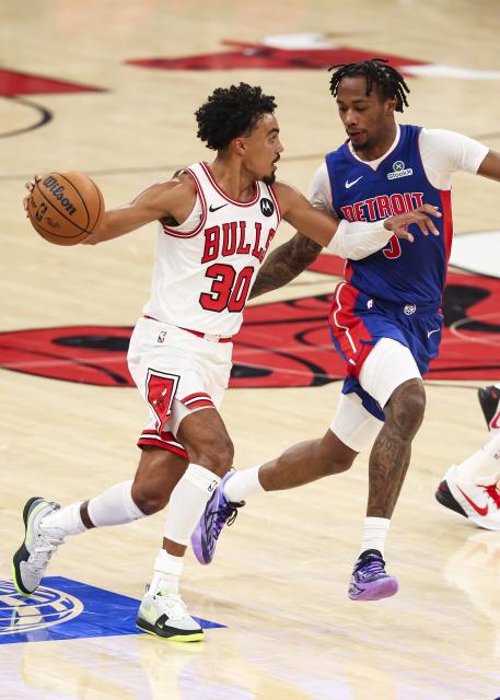 (251023) -- CHICAGO, Oct. 23, 2025 (Xinhua) -- Chicago Bulls' Tre Jones (L) breaks through during the NBA regular season basketball game between Detroit Pistons and Chicago Bulls at the United Center in Chicago, the United States, on Oct. 22, 2025. (Photo by Joel Lerner/Xinhua)