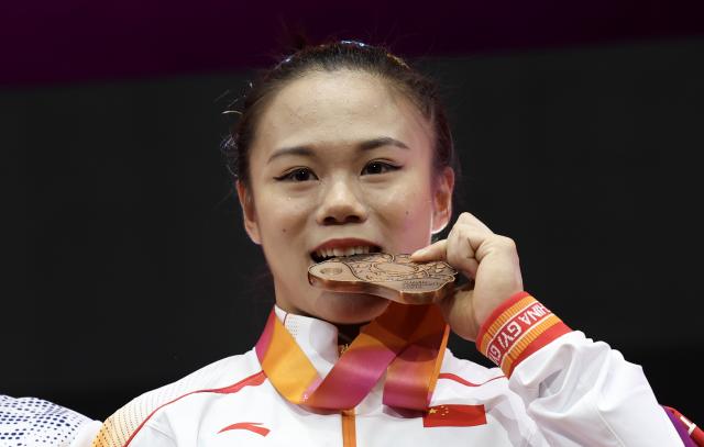 (251023) -- JAKARTA, Oct. 23, 2025 (Xinhua) -- Bronze medalist Zhang Qingying of China poses on the podium during the awarding ceremony for the Women's All-Round Final at the 53rd FIG Artistic Gymnastics World Championships in Jakarta, Indonesia, on Oct. 23, 2025. (Xinhua/Bai Xuefei)