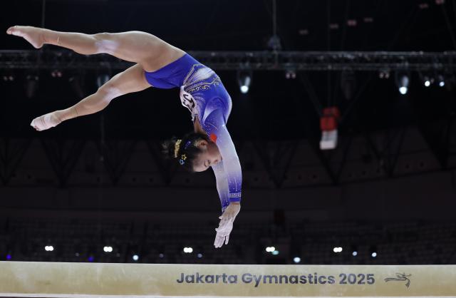 (251023) -- JAKARTA, Oct. 23, 2025 (Xinhua) -- Zhang Qingying of China competes during the Balance Beam of the Women's All-Round Final at the 53rd FIG Artistic Gymnastics World Championships in Jakarta, Indonesia, on Oct. 23, 2025. (Xinhua/Bai Xuefei)