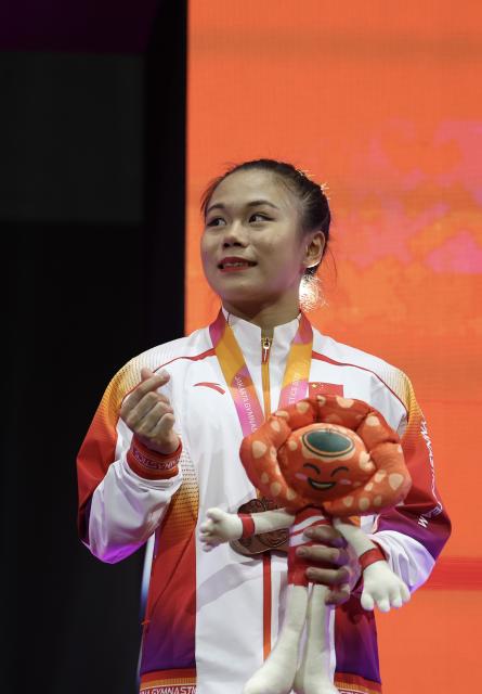 (251023) -- JAKARTA, Oct. 23, 2025 (Xinhua) -- Bronze medalist Zhang Qingying of China poses on the podium during the awarding ceremony for the Women's All-Round at the 53rd FIG Artistic Gymnastics World Championships in Jakarta, Indonesia, on Oct. 23, 2025. (Xinhua/Bai Xuefei)