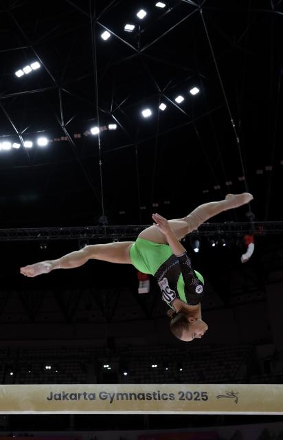 (251024) -- JAKARTA, Oct. 24, 2025 (Xinhua) -- Angelina Melnikova of AIN (Individual Neutral Athlete) competes during the Balance Beam of the Women's All-Round Final at the 53rd FIG Artistic Gymnastics World Championships in Jakarta, Indonesia, on Oct. 23, 2025. (Xinhua/Bai Xuefei)