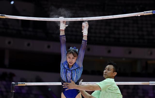 (251024) -- JAKARTA, Oct. 24, 2025 (Xinhua) -- Sugihara Aiko of Japan falls off uneven bars during the Uneven Bars of the Women's All-Round Final at the 53rd FIG Artistic Gymnastics World Championships in Jakarta, Indonesia, on Oct. 23, 2025. (Xinhua/Bai Xuefei)