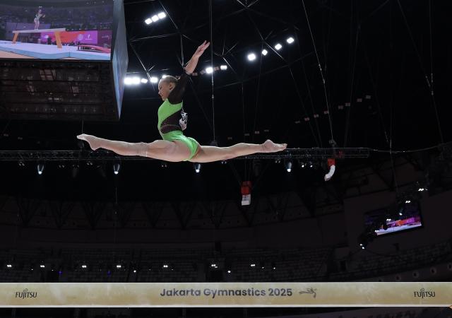 (251024) -- JAKARTA, Oct. 24, 2025 (Xinhua) -- Angelina Melnikova of AIN (Individual Neutral Athlete) competes during the Balance Beam of the Women's All-Round Final at the 53rd FIG Artistic Gymnastics World Championships in Jakarta, Indonesia, on Oct. 23, 2025. (Xinhua/Bai Xuefei)