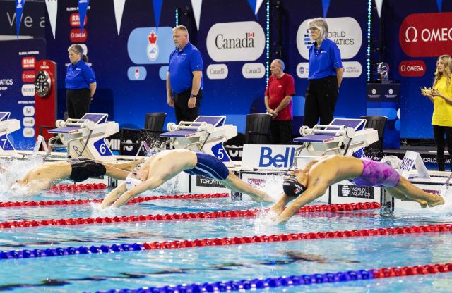 (251024) -- TORONTO, Oct. 24, 2025 (Xinhua) -- Hubert Kos (front C) of Hungary competes during the men's 200m backstroke final at the World Aquatics Swimming World Cup 2025 in Toronto, Canada, on Oct. 23, 2025. (Photo by Zou Zheng/Xinhua)
