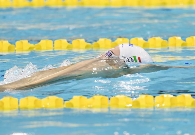 (251024) -- TORONTO, Oct. 24, 2025 (Xinhua) -- Hubert Kos of Hungary competes during the men's 200m backstroke final at the World Aquatics Swimming World Cup 2025 in Toronto, Canada, on Oct. 23, 2025. (Photo by Zou Zheng/Xinhua)