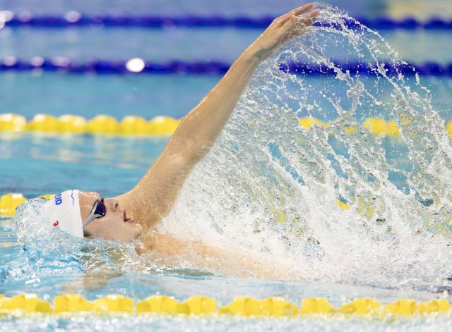 (251024) -- TORONTO, Oct. 24, 2025 (Xinhua) -- Hubert Kos of Hungary competes during the men's 200m backstroke final at the World Aquatics Swimming World Cup 2025 in Toronto, Canada, on Oct. 23, 2025. (Photo by Zou Zheng/Xinhua)
