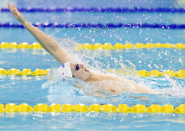 (251024) -- TORONTO, Oct. 24, 2025 (Xinhua) -- Hubert Kos of Hungary competes during the men's 200m backstroke final at the World Aquatics Swimming World Cup 2025 in Toronto, Canada, on Oct. 23, 2025. (Photo by Zou Zheng/Xinhua)