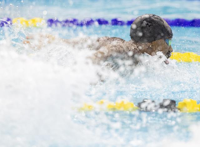 (251024) -- TORONTO, Oct. 24, 2025 (Xinhua) -- Josh Liendo of Canada competes during the men's 100m butterfly final at the World Aquatics Swimming World Cup 2025 in Toronto, Canada, on Oct. 23, 2025. (Photo by Zou Zheng/Xinhua)