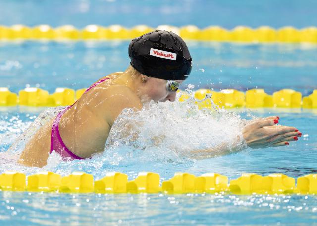 (251024) -- TORONTO, Oct. 24, 2025 (Xinhua) -- Kate Douglass of the United States competes during the women's 200m breaststroke final at the World Aquatics Swimming World Cup 2025 in Toronto, Canada, on Oct. 23, 2025. (Photo by Zou Zheng/Xinhua)
