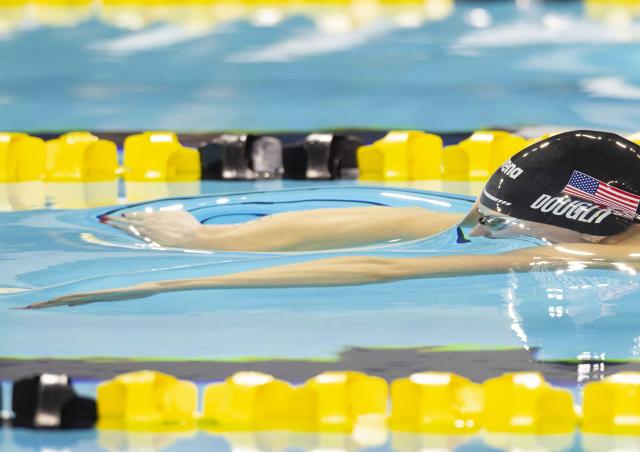 (251024) -- TORONTO, Oct. 24, 2025 (Xinhua) -- Kate Douglass of the United States competes during the women's 200m breaststroke final at the World Aquatics Swimming World Cup 2025 in Toronto, Canada, on Oct. 23, 2025. (Photo by Zou Zheng/Xinhua)
