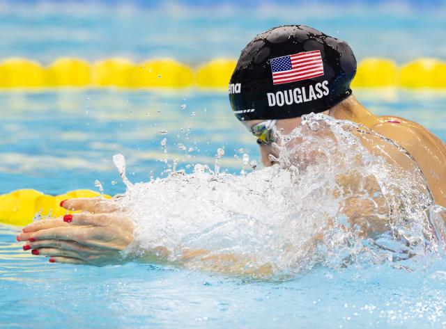 (251024) -- TORONTO, Oct. 24, 2025 (Xinhua) -- Kate Douglass of the United States competes during the women's 200m breaststroke final at the World Aquatics Swimming World Cup 2025 in Toronto, Canada, on Oct. 23, 2025. (Photo by Zou Zheng/Xinhua)