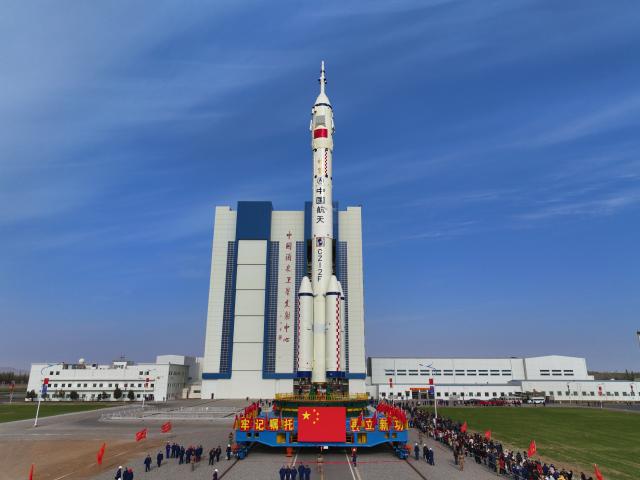 (251024) -- JIUQUAN, Oct. 24, 2025 (Xinhua) -- This photo taken on Oct. 24, 2025 shows the combination of the Shenzhou-21 crewed spaceship and a Long March-2F carrier rocket being transferred to the launching area. The Shenzhou-21 crewed spaceship will be launched at an appropriate time in the near future, the China Manned Space Agency (CMSA) said on Friday.
   The combination of the spaceship and a Long March-2F carrier rocket has been transferred to the launching area, according to the CMSA.
   All facilities and equipment at the launch site are in good condition, while various pre-launch function checks and joint tests will be carried out as planned. (Photo by Wang Jiangbo/Xinhua)