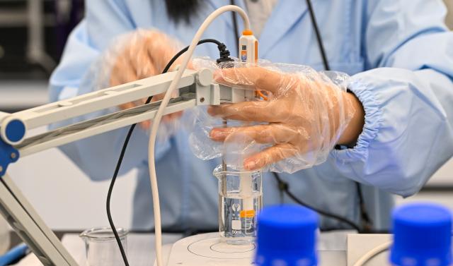 (251024) -- HAIKOU, Oct. 24, 2025 (Xinhua) -- A staff member works at a technology center laboratory of the Haikou Customs in Haikou, south China's Hainan Province, on Oct. 22, 2025.
  China's Hainan Free Trade Port (FTP) is set to launch an island-wide independent customs operation on Dec. 18, 2025, underscoring the country's wider push for high-standard opening up.
  "The launch of the island-wide independent customs operation will give Hainan greater latitude to pilot higher-standard opening-up measures," said Cai Ping, an official with the National Development and Reform Commission (NDRC).
   These initiatives will not only drive the island's high-quality development, but also provide a testing ground for broader national reform and opening up, sending a clear message to the world that China's commitment to high-level openness is unwavering, and that its doors will continue to open wider, Cai said. (Xinhua/Yang Guanyu)