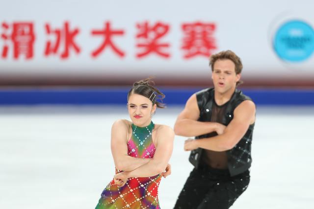 (251024) -- CHONGQING, Oct. 24, 2025 (Xinhua) -- Caroline Green (L)/Michael Parsons of the United States perform during the ice dance rhythm dance at the Cup of China ISU Grand Prix of Figure Skating 2025 in southwest China's Chongqing Municipality, Oct. 24, 2025. (Xinhua/Huang Wei)