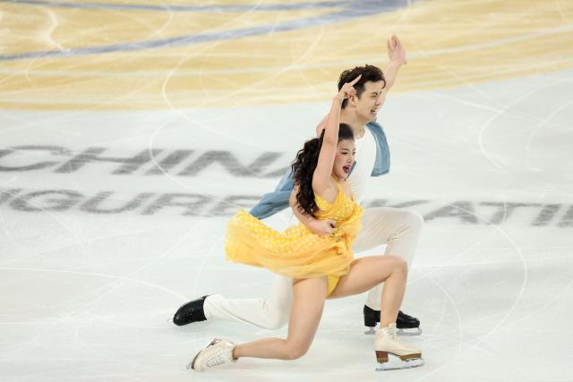 (251024) -- CHONGQING, Oct. 24, 2025 (Xinhua) -- Wang Shiyue (Front)/Liu Xinyu of China perform during the ice dance rhythm dance at the Cup of China ISU Grand Prix of Figure Skating 2025 in southwest China's Chongqing Municipality, Oct. 24, 2025. (Xinhua/Huang Wei)