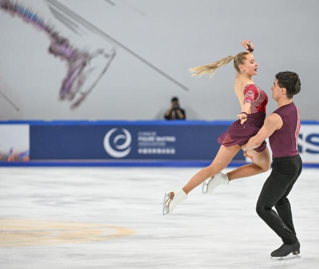 (251024) -- CHONGQING, Oct. 24, 2025 (Xinhua) -- Loicia Demougeot (L)/Theo Le Mercier of France perform during the ice dance rhythm dance at the Cup of China ISU Grand Prix of Figure Skating 2025 in southwest China's Chongqing Municipality, Oct. 24, 2025. (Xinhua/Chen Cheng)