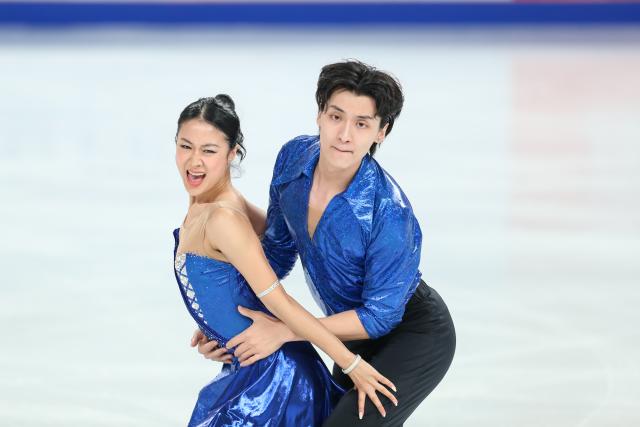 (251024) -- CHONGQING, Oct. 24, 2025 (Xinhua) -- Ren Junfei (L)/Xing Jianing of China perform during the ice dance rhythm dance at the Cup of China ISU Grand Prix of Figure Skating 2025 in southwest China's Chongqing Municipality, Oct. 24, 2025. (Xinhua/Huang Wei)