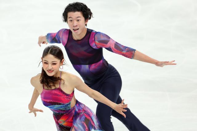 (251024) -- CHONGQING, Oct. 24, 2025 (Xinhua) -- Xiao Zixi (Front)/He Linghao of China perform during the ice dance rhythm dance at the Cup of China ISU Grand Prix of Figure Skating 2025 in southwest China's Chongqing Municipality, Oct. 24, 2025. (Xinhua/Huang Wei)
