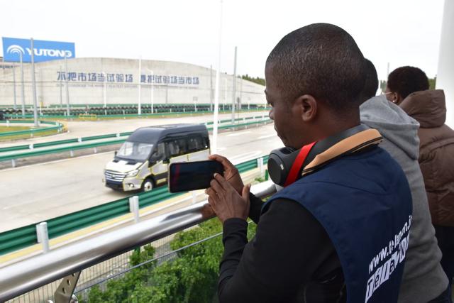 (251024) -- ZHENGZHOU, Oct. 24, 2025 (Xinhua) -- Guests visit Zhengzhou Yutong Bus Co., Ltd. in Zhengzhou, central China's Henan Province, Oct. 22, 2025. The Global Mayors Dialogue and the International Mayor's Forum on Tourism in Zhengzhou kicked off here on Friday. Guests attending the events had visited Henan Museum, Shaolin Temple and other places on Wednesday and Thursday to experience the charm of Henan. (Xinhua/Xu Zhengyuan)