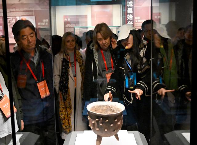 (251024) -- ZHENGZHOU, Oct. 24, 2025 (Xinhua) -- Guests visit the Henan Museum in Zhengzhou, central China's Henan Province, Oct. 23, 2025. The Global Mayors Dialogue and the International Mayor's Forum on Tourism in Zhengzhou kicked off here on Friday. Guests attending the events had visited Henan Museum, Shaolin Temple and other places on Wednesday and Thursday to experience the charm of Henan. (Xinhua/Hao Yuan)