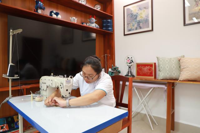 (251024) -- VIENTIANE, Oct. 24, 2025 (Xinhua) -- A staff member operates a sewing machine at the "Genius Mom Friendship Workshop" in Vientiane, capital of Laos, Oct. 24, 2025. TO GO WITH "Feature: 'Genius Mom Friendship Workshop' creates new development opportunities for Lao women " (Xinhua/Zhao Xu)