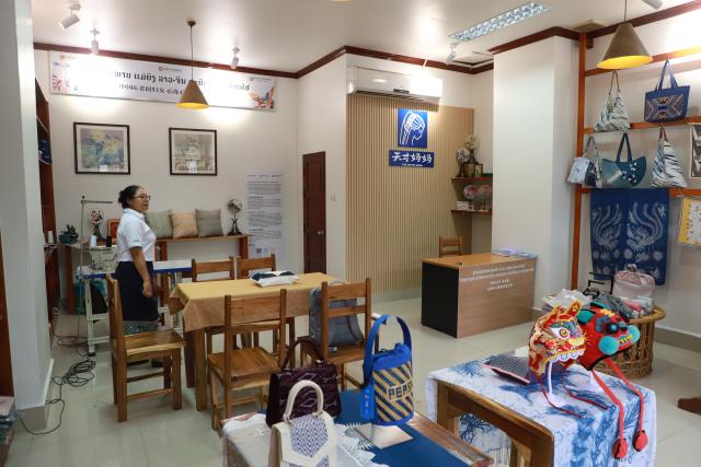 (251024) -- VIENTIANE, Oct. 24, 2025 (Xinhua) -- This photo taken on Oct. 24, 2025 shows the interior view of the"Genius Mom Friendship Workshop" in Vientiane, capital of Laos. TO GO WITH "Feature: 'Genius Mom Friendship Workshop' creates new development opportunities for Lao women " (Xinhua/Zhao Xu)