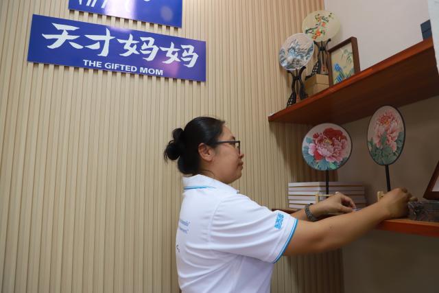 (251024) -- VIENTIANE, Oct. 24, 2025 (Xinhua) -- A staff member organizes items at the "Genius Mom Friendship Workshop" in Vientiane, capital of Laos, Oct. 24, 2025. TO GO WITH "Feature: 'Genius Mom Friendship Workshop' creates new development opportunities for Lao women " (Xinhua/Zhao Xu)