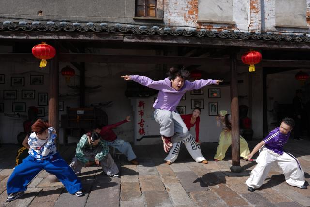 (251024) -- DEQING, Oct. 24, 2025 (Xinhua) -- Dancers perform during a dance festival in the ancient town of Xinshi of Deqing County, east China's Zhejiang Province, on Oct. 24, 2025. (Xinhua/Huang Zongzhi)