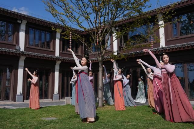 (251024) -- DEQING, Oct. 24, 2025 (Xinhua) -- Dancers perform during a dance festival in the ancient town of Xinshi of Deqing County, east China's Zhejiang Province, on Oct. 24, 2025. (Xinhua/Huang Zongzhi)
