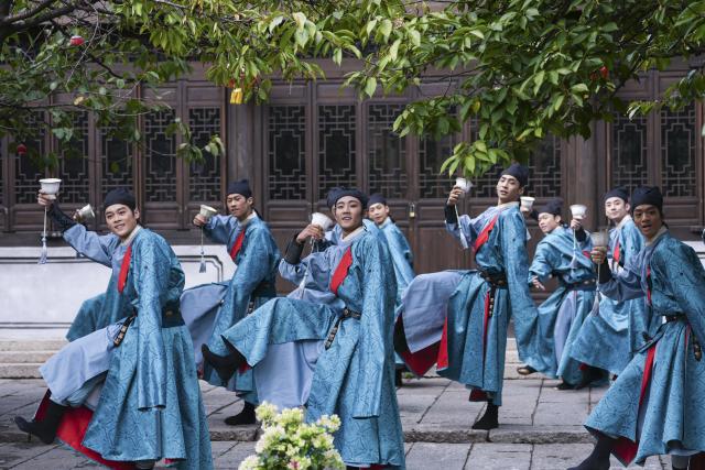 (251024) -- DEQING, Oct. 24, 2025 (Xinhua) -- Dancers perform during a dance festival in the ancient town of Xinshi of Deqing County, east China's Zhejiang Province, on Oct. 24, 2025. (Xinhua/Huang Zongzhi)