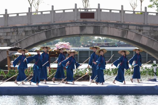 (251024) -- DEQING, Oct. 24, 2025 (Xinhua) -- Dancers perform during a dance festival in the ancient town of Xinshi of Deqing County, east China's Zhejiang Province, on Oct. 24, 2025. (Xinhua/Huang Zongzhi)