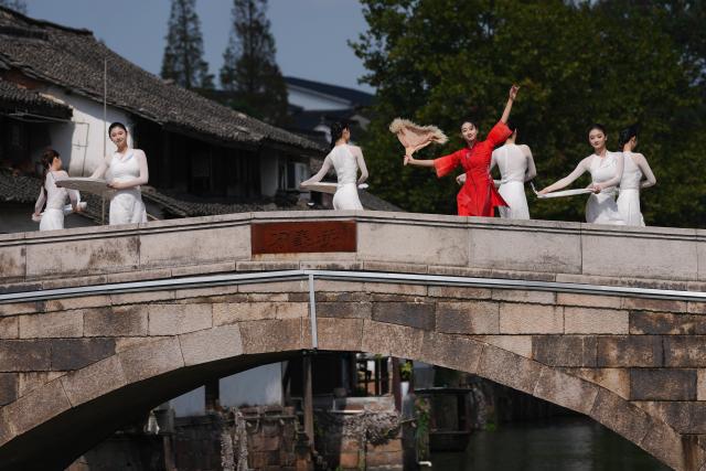 (251024) -- DEQING, Oct. 24, 2025 (Xinhua) -- Dancers perform during a dance festival in the ancient town of Xinshi of Deqing County, east China's Zhejiang Province, on Oct. 24, 2025. (Xinhua/Huang Zongzhi)