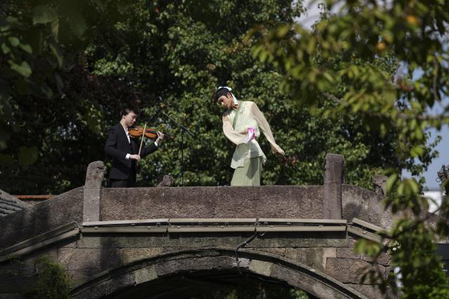 (251024) -- DEQING, Oct. 24, 2025 (Xinhua) -- A dancer performs on an ancient bridge during a dance festival in the ancient town of Xinshi of Deqing County, east China's Zhejiang Province, on Oct. 24, 2025. (Xinhua/Huang Zongzhi)