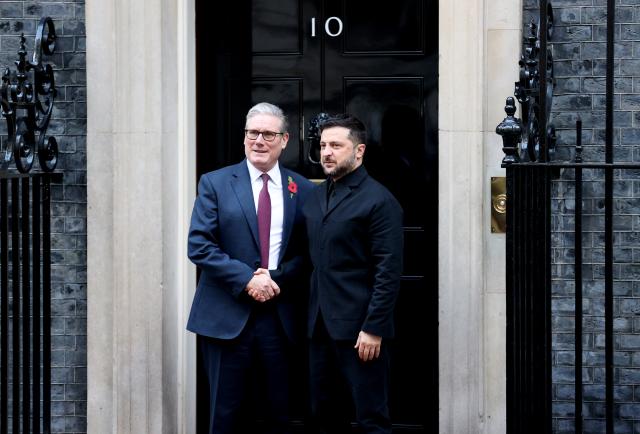 (251024) -- LONDON, Oct. 24, 2025 (Xinhua) -- British Prime Minister Keir Starmer (L) shakes hands with visitting Ukrainian President Volodymyr Zelensky at 10 Downing Street in London, Britain, Oct. 24, 2025. (Xinhua/Li Ying)