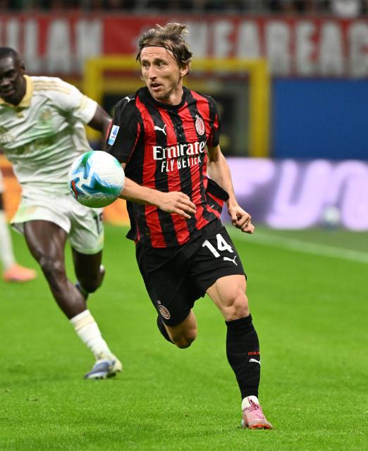 (251025) -- MILAN, Oct. 25, 2025 (Xinhua) -- AC Milan's Luka Modric competes during a Serie A football match between AC Milan and Pisa in Milan, Italy, Oct. 24, 2025. (Photo by Alberto Lingria/Xinhua)