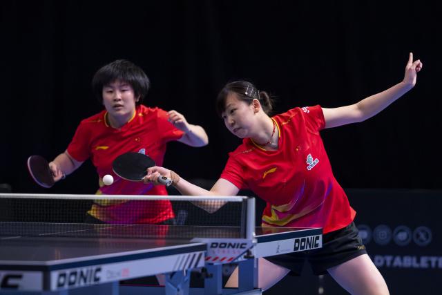 (251025) -- LONDON, Oct. 25, 2025 (Xinhua) -- Qin Yuxuan/Zong Geman (R) of China compete during women's doubles quarterfinal against Barbora Varady and Tatiana Kukulkova of Slovakia in the WTT Star Contender London 2025 in London, Britain, on Oct. 24, 2025. (Photo by Stephen Chung/Xinhua)