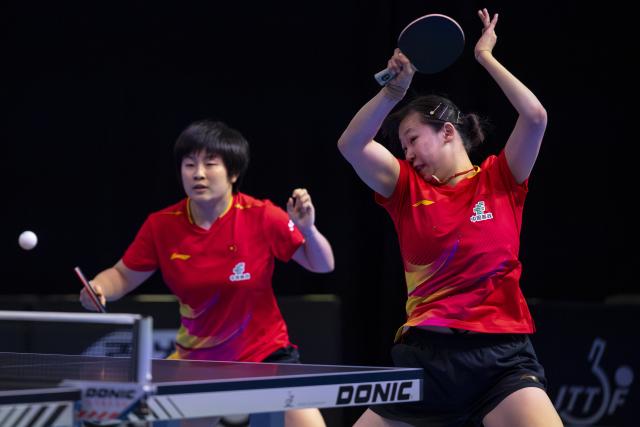 (251025) -- LONDON, Oct. 25, 2025 (Xinhua) -- Qin Yuxuan/Zong Geman (R) of China compete during women's doubles quarterfinal against Barbora Varady and Tatiana Kukulkova of Slovakia in the WTT Star Contender London 2025 in London, Britain, on Oct. 24, 2025. (Photo by Stephen Chung/Xinhua)