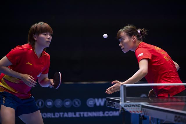 (251025) -- LONDON, Oct. 25, 2025 (Xinhua) -- Shi Xunyao (R)/Zhang Xiangyu compete during women's doubles quarterfinal between Shi Xunyao/Zhang Xiangyu of China and Adina Diaconu (Romania)/Maria Xiao (Spain) in the WTT Star Contender London 2025 in London, Britain, on Oct. 24, 2025. (Photo by Stephen Chung/Xinhua)