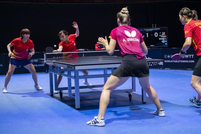 (251025) -- LONDON, Oct. 25, 2025 (Xinhua) -- Shi Xunyao (2nd L)/Zhang Xiangyu compete during women's doubles quarterfinal between Shi Xunyao/Zhang Xiangyu of China and Adina Diaconu (Romania)/Maria Xiao (Spain) in the WTT Star Contender London 2025 in London, Britain, on Oct. 24, 2025. (Photo by Stephen Chung/Xinhua)