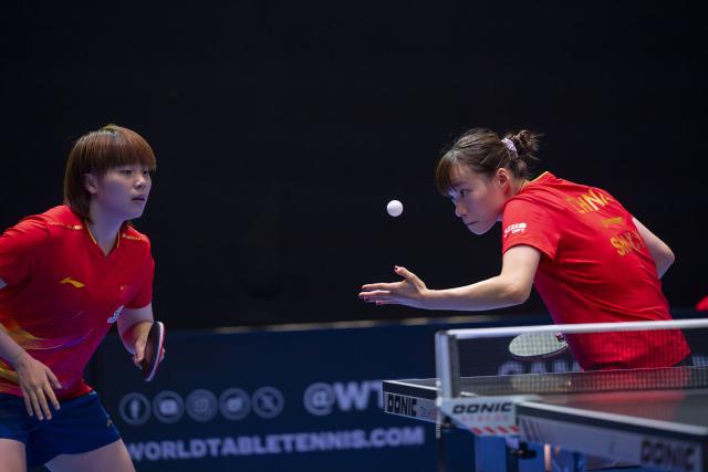 (251025) -- LONDON, Oct. 25, 2025 (Xinhua) -- Shi Xunyao (R)/Zhang Xiangyu compete during women's doubles quarterfinal between Shi Xunyao/Zhang Xiangyu of China and Adina Diaconu (Romania)/Maria Xiao (Spain) in the WTT Star Contender London 2025 in London, Britain, on Oct. 24, 2025. (Photo by Stephen Chung/Xinhua)