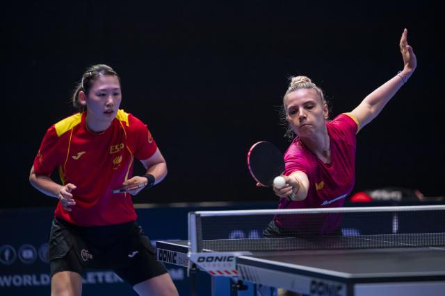 (251025) -- LONDON, Oct. 25, 2025 (Xinhua) -- Adina Diaconu (R)/Maria Xiao compete during women's doubles quarterfinal between Shi Xunyao/Zhang Xiangyu of China and Adina Diaconu (Romania)/Maria Xiao (Spain) in the WTT Star Contender London 2025 in London, Britain, on Oct. 24, 2025. (Photo by Stephen Chung/Xinhua)