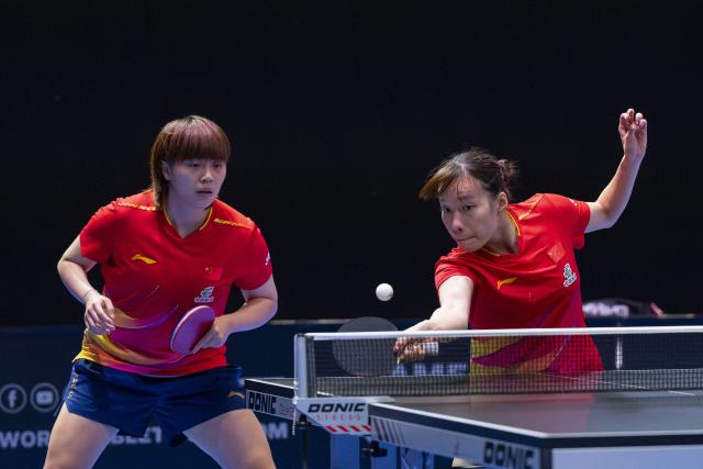 (251025) -- LONDON, Oct. 25, 2025 (Xinhua) -- Shi Xunyao (R)/Zhang Xiangyu compete during women's doubles quarterfinal between Shi Xunyao/Zhang Xiangyu of China and Adina Diaconu (Romania)/Maria Xiao (Spain) in the WTT Star Contender London 2025 in London, Britain, on Oct. 24, 2025. (Photo by Stephen Chung/Xinhua)