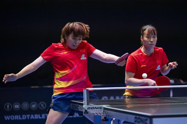 (251025) -- LONDON, Oct. 25, 2025 (Xinhua) -- Shi Xunyao/Zhang Xiangyu (L) compete during women's doubles quarterfinal between Shi Xunyao/Zhang Xiangyu of China and Adina Diaconu (Romania)/Maria Xiao (Spain) in the WTT Star Contender London 2025 in London, Britain, on Oct. 24, 2025. (Photo by Stephen Chung/Xinhua)