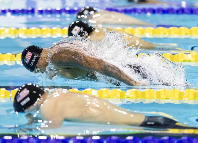 (251025) -- TORONTO, Oct. 25, 2025 (Xinhua) -- Shaine Casas (C) of the United States competes during the men's 200m individual medley final at the World Aquatics Swimming World Cup 2025 in Toronto, Canada, on Oct. 24, 2025. (Photo by Zou Zheng/Xinhua)