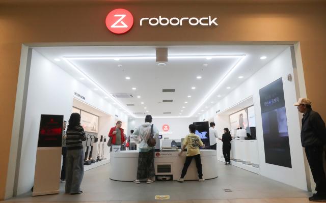 (251025) -- SEOUL, Oct. 25, 2025 (Xinhua) -- Customers visit a Roborock store at a shopping mall in Seoul, South Korea, Oct. 12, 2025. At a large shopping mall in Seoul, South Korea, a Chinese brand's robot vacuum cleaner attracted bustling crowds. A Roborock robot vacuum cleaner, equipped with a robotic arm, precisely picked up a sock, rotated, and threw it into a box, drawing cheers from the audience.
   According to data from a U.S. research firm, Roborock holds over 50 percent market share in South Korea's robot vacuum cleaner market, firmly securing the top position, with a dominance market share exceeding 70 percent in the high-end market. 
   Beyond South Korea, Roborock is rapidly expanding across other Asia-Pacific markets. In Japan, during a promotion on Amazon Japan, several Roborock products ranked among the most popular robot vacuum cleaners. In Australia, its products also made it into the top ten best-selling robot vacuum cleaner list.
   Over 2,000 kilometers away from South Korea, in Huizhou City of south China's Guangdong Province, Roborock's smart manufacturing facility operates at high efficiency, with robot vacuum cleaners continuously distributed worldwide.
   From workshops in China to living rooms across Asia-Pacific, Chinese brands for robot vacuum cleaners have gained popularity among foreign customers. (Xinhua/Yao Qilin)